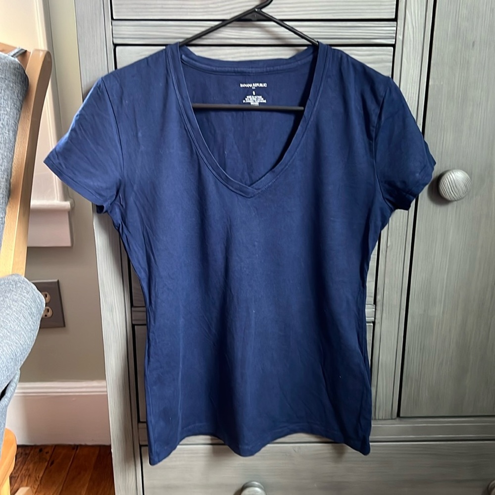 3 for $9 
Great condition BR factory fitted v-neck t-shirt, navy blue. Size S